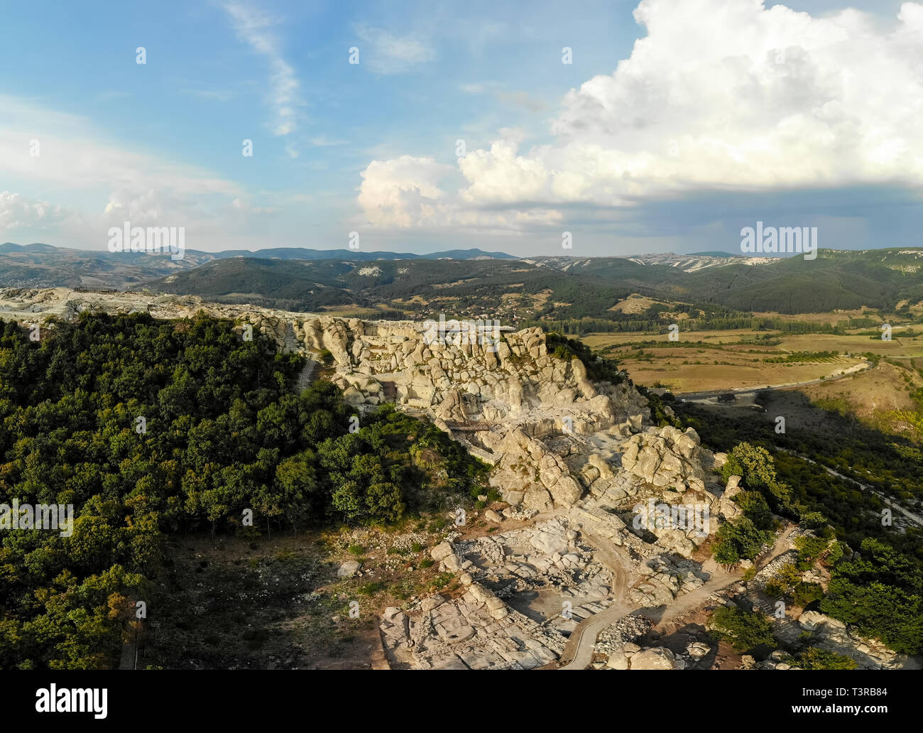 Thrakischen Stadt Perperikon in den östlichen Rhodopen, Bulgarien. Antenne drone Ansicht Stockfoto