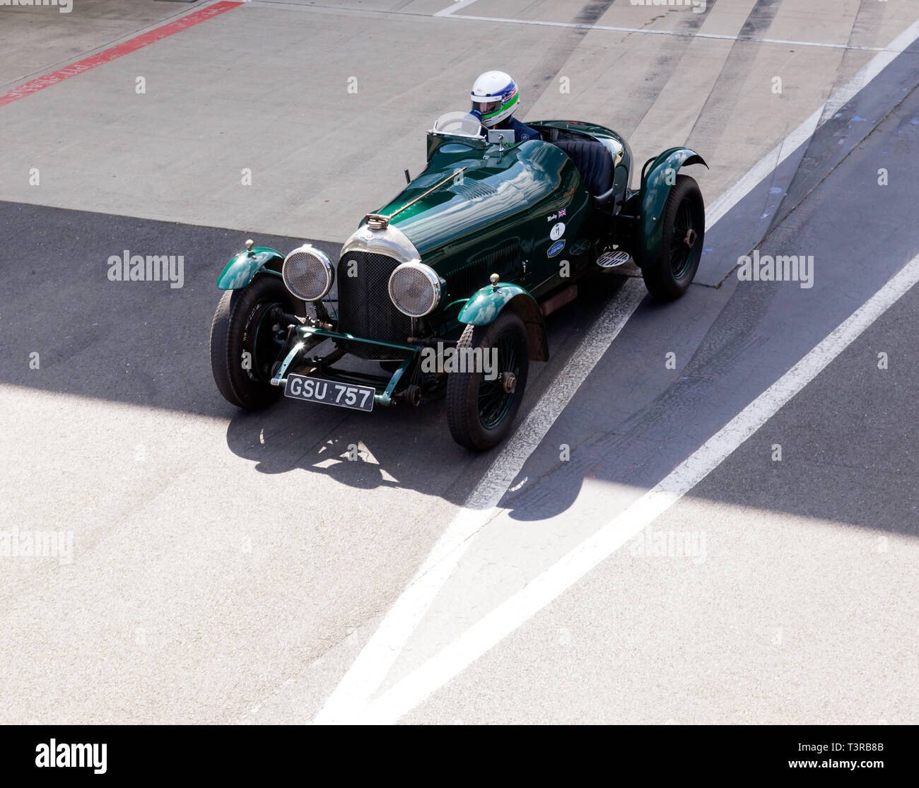 Mit Blick auf einen Grünen, 1928 Bentley 5 3/4 Liter Sport Auto Verlassen der Boxengasse bei der Silverstone Classic 2019 Medien/Test Tag. Stockfoto