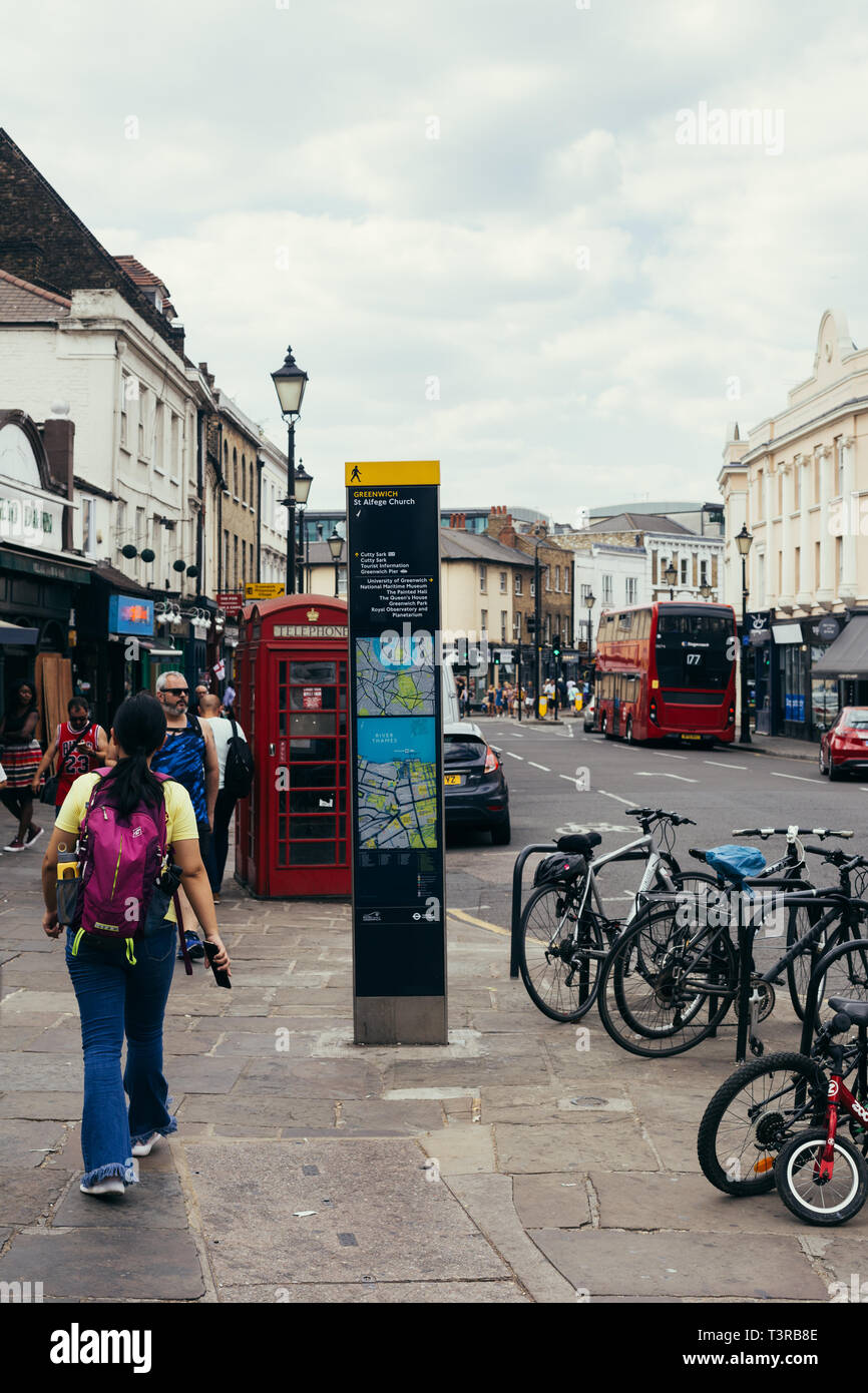 London, UK, 23. Juli 2018: Informationen auf der Greenwich Street in Richtung Südufer der Themse. Rote Telefonzelle und ein Doppelzimmer de Stockfoto