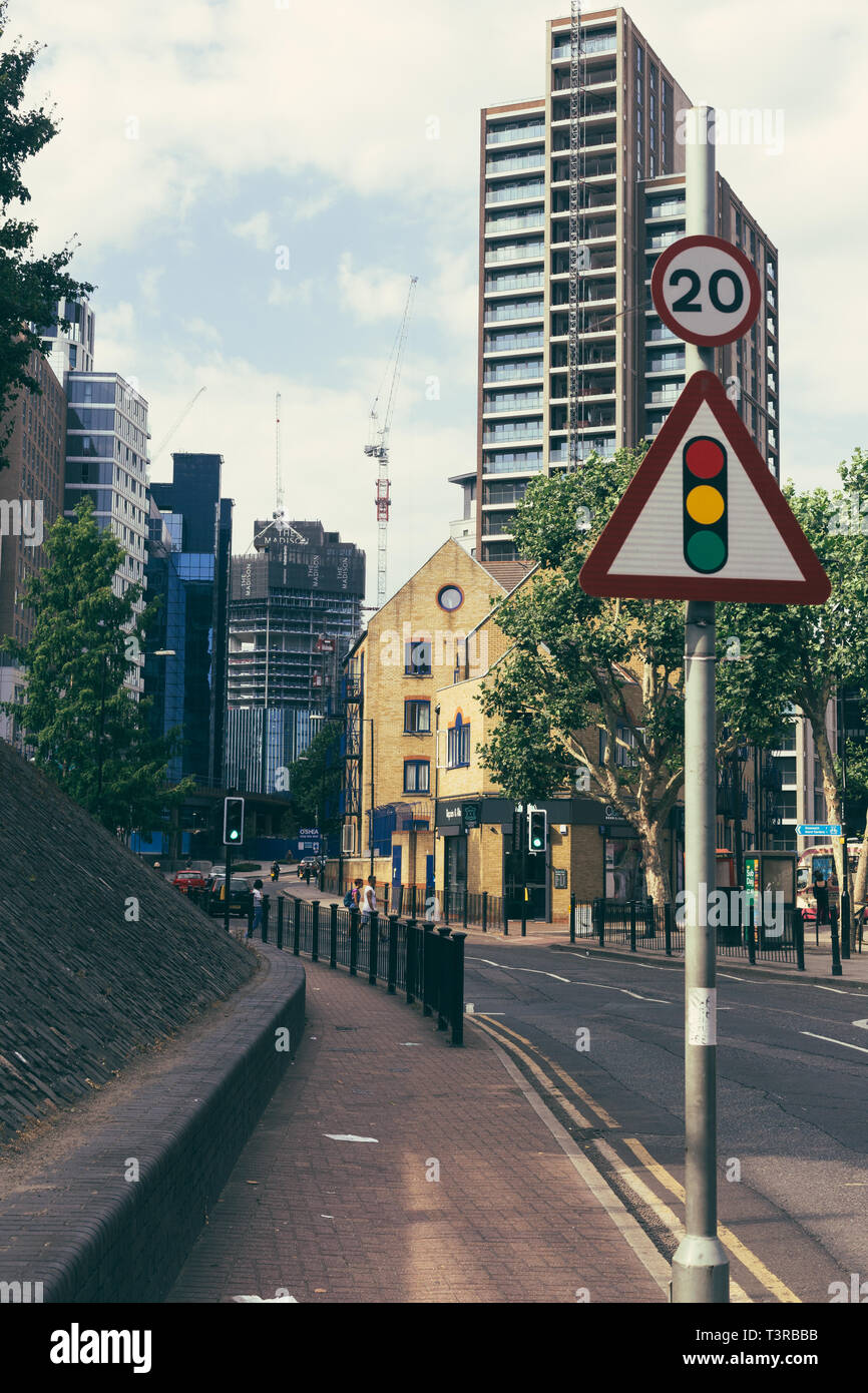 London, Großbritannien - 23 Juli 2018: East-Ferry Road in der Nähe von CROSSHARBOUR DLR-Bahnhof in Richtung Limeharbor und Marsh Wall auf der Isle of Dogs in East London. Herit Stockfoto