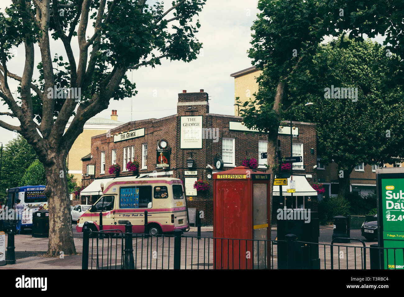 London, UK, 23. Juli 2018: Die George Pub auf dem glengall Grove Isle of Dogs. Eine der wenigen Kneipen auf der Insel Stockfoto