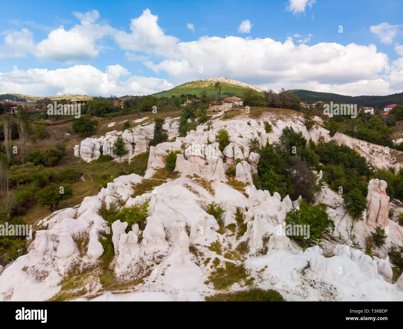 Antenne drone Ansicht von Versteinertem Hochzeit oder Stein Hochzeit schöne Formationen in der Nähe von Kadzhali Region, Bulgarien Stockfoto