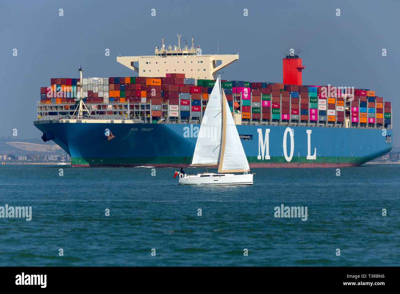 MOL, Vertrauen, große, Import, Dienstleistungen, Versand, Agent, Hafen, Hafen, Master, Start, Escort, Pilot, Behälter, Schiff, Southampton, Terminal, den Solent, China, Europa, imp Stockfoto