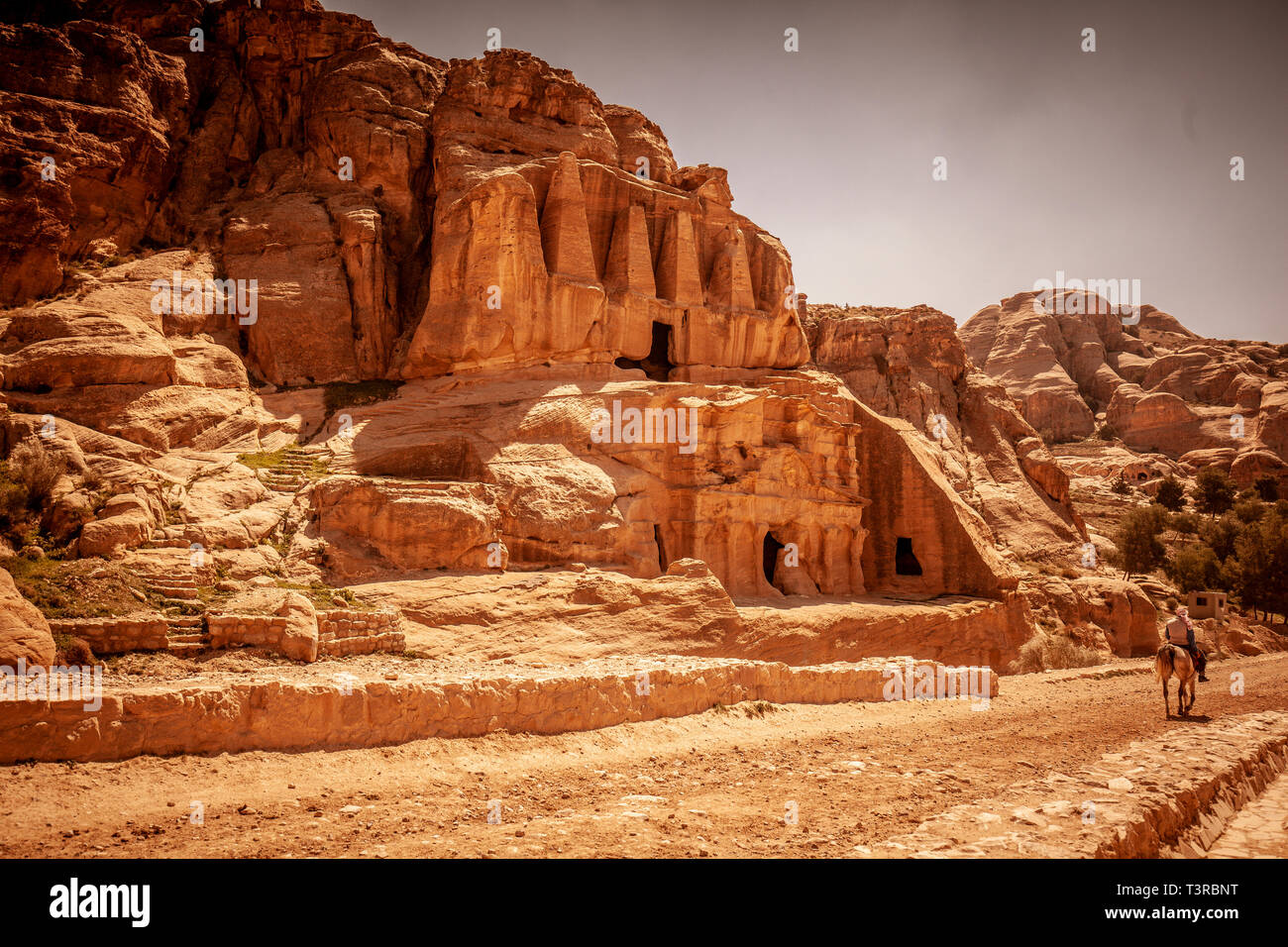 Petra, Jordanien. Die zum UNESCO-Weltkulturerbe zählt. Blick auf eine der unzähligen Tempeln in der alten Stadt, ein beliebtes Ziel für Touristen aus aller Welt. Stockfoto