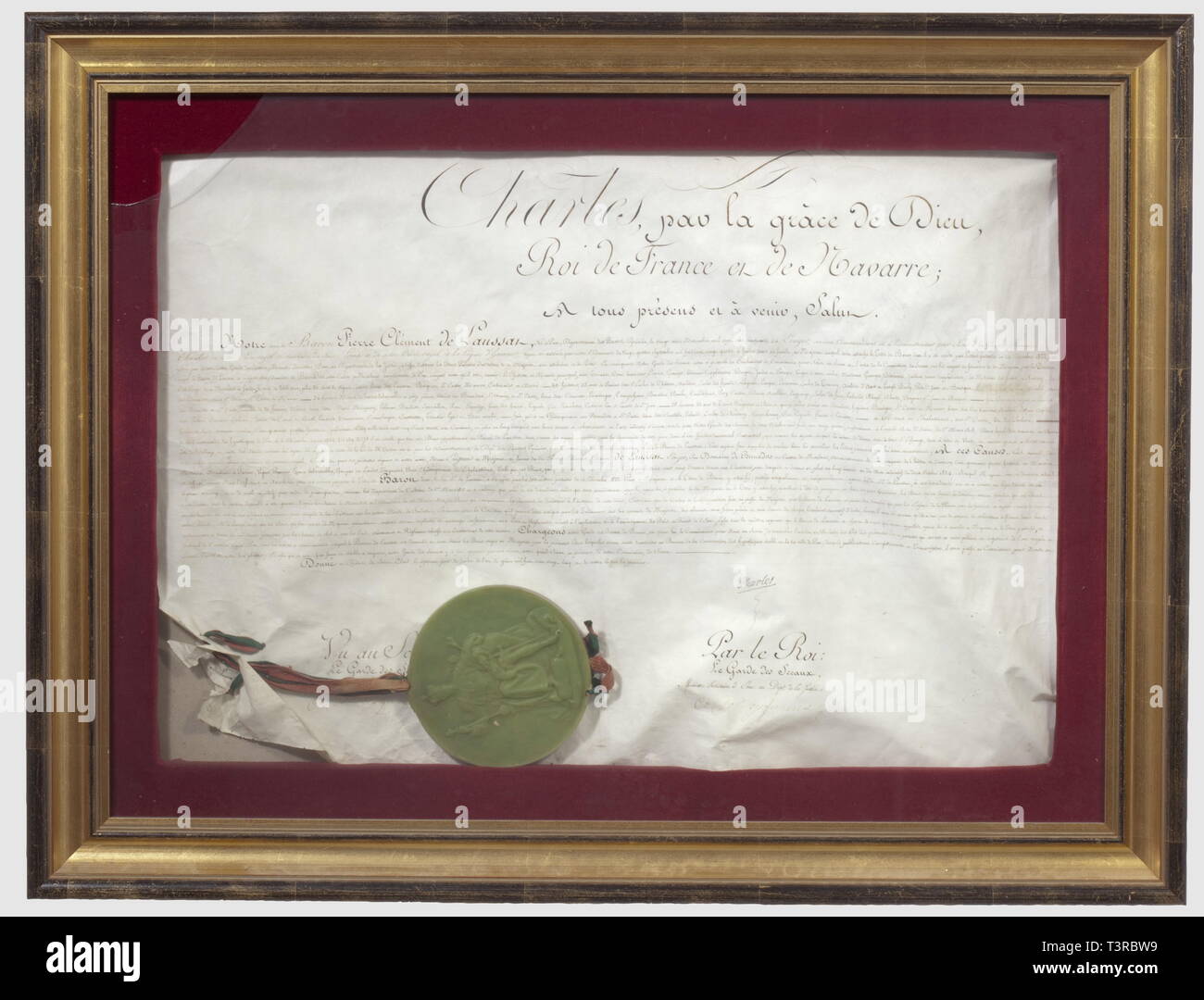 PREMIERE ET SECONDE RESTAURATION 1815-1848, Brevet de Baron, Charles X. Dokument (sur parchemin) entièrement manuscrit, donnant Le Titre de Baron attribué par le Roi Charles X à Pierre Clément de Laussan, écuyer, donné à St Cloud le 7 juillet 1825, Signatur du Garde des sceaux et Signature autographe du Roi Charles X. wichtige sceau de cire Verte. Hauteur 41 cm, largeur 60 cm. Présenté sous Verre, cadre en bois, verre cassé. Bon état, Additional-Rights - Clearance-Info - Not-Available Stockfoto