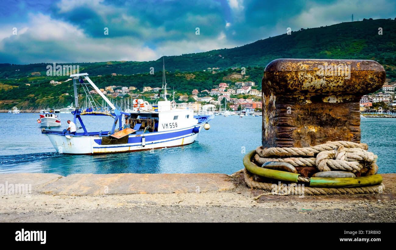 Italien Kalabrien Fischerboot auf naval Port Stockfoto