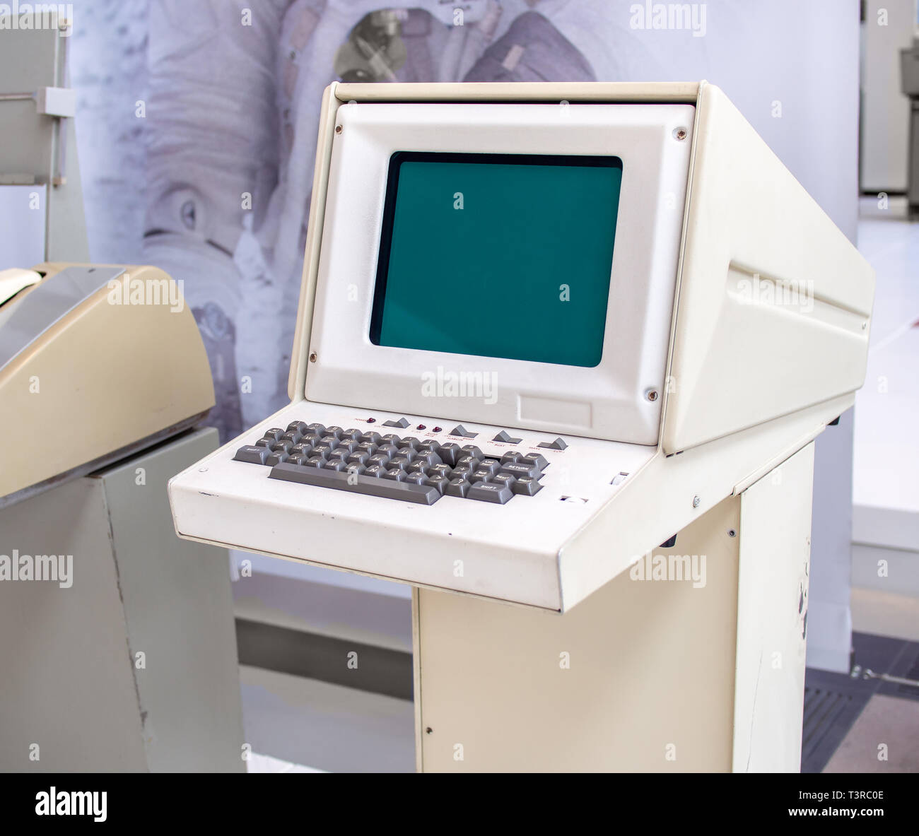 TERRASSA, SPANIEN - 19. MÄRZ 2019: Monitor und Tastatur von 1974 EAI Pacer 700 analogen Computer im Nationalen Museum für Wissenschaft und Technologie der Catalon Stockfoto