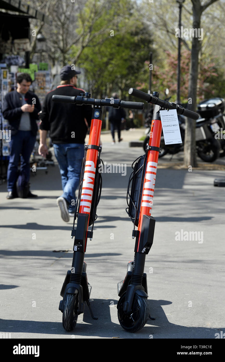 500 von Jump Fahrräder und 500 Roller wurden in Paris am 11. April bereitgestellt, wie der erste Versuch von UBER auf diese Aktivität - Paris - Frankreich Stockfoto