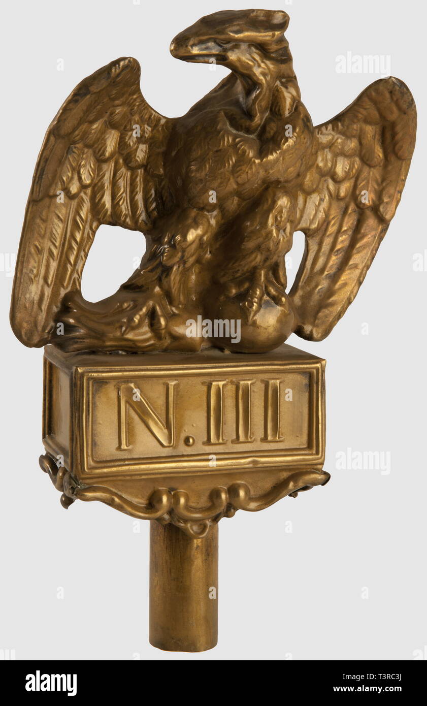 SECONDE RÉPUBLIQUE ET SECOND EMPIRE 1848-1870, drapeau Emblème de du type de la Garde Nationale, 2 ème modèle, période Présidence/Second Empire, Ensemble réalisé en cuivre estampé à l'origine Doré, Représentant l'Aigle nicht couronné, appuyé sur une sphère et des Foudres, caisson à base de Voluten, estampé' N. III". Hauteur 27,5 cm. Bon état Général, base de Garde de l'Aigle légèrement enfoncée, Additional-Rights - Clearance-Info - Not-Available Stockfoto