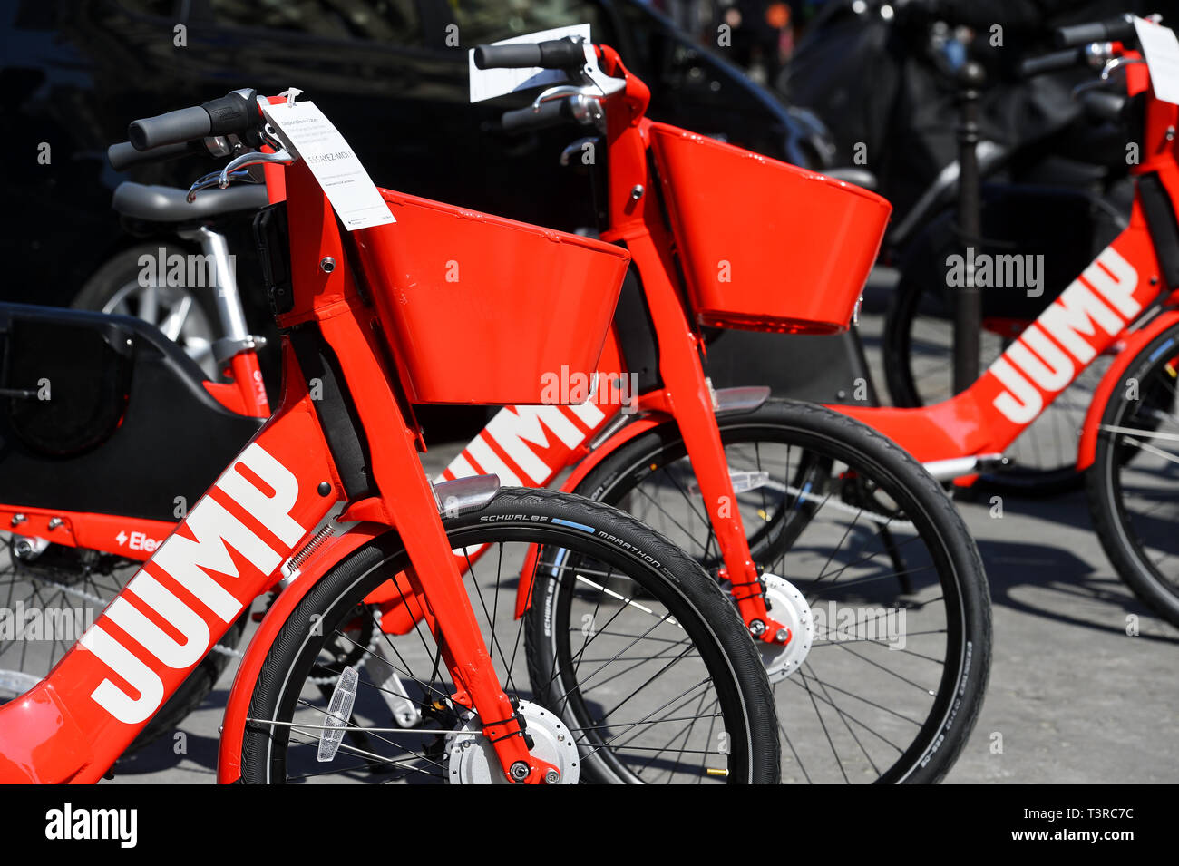 500 von Jump Fahrräder und 500 Roller wurden in Paris am 11. April bereitgestellt, wie der erste Versuch von UBER auf diese Aktivität - Paris - Frankreich Stockfoto