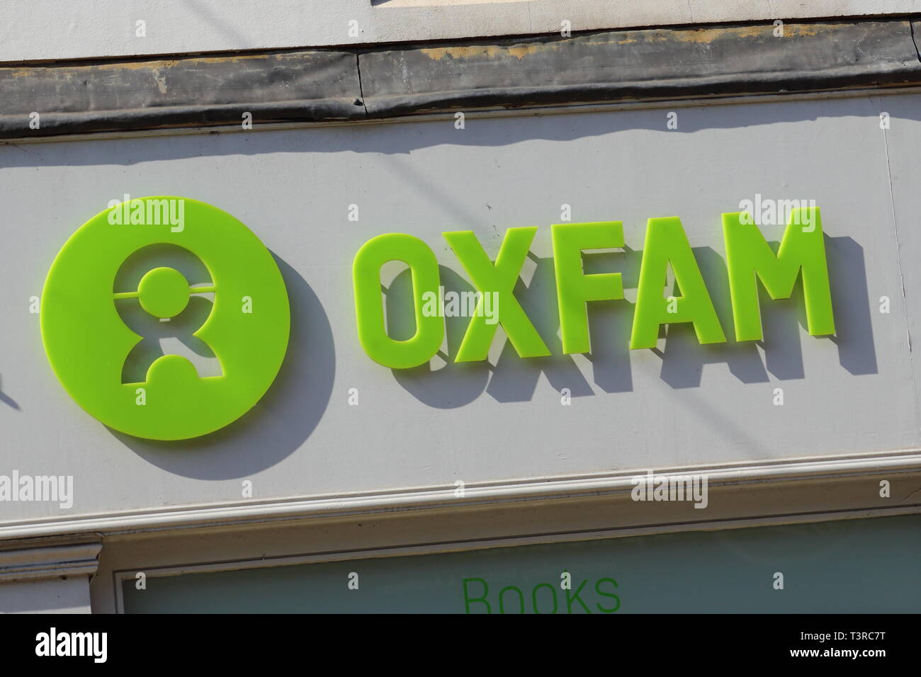 Oxfam-Schild über einem Oxfam-Wohltätigkeitsladen in Henley-on-Thames, Großbritannien Stockfoto