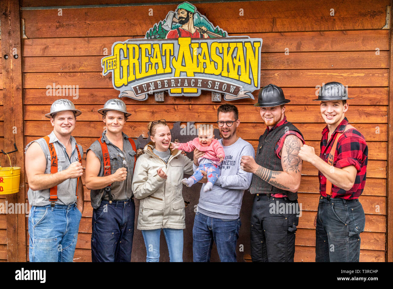 Eine junge Familie mit den Holzfällern nach der Show an der Great Alaskan Holzfäller Show in Ketchikan, Alaska USA Stockfoto