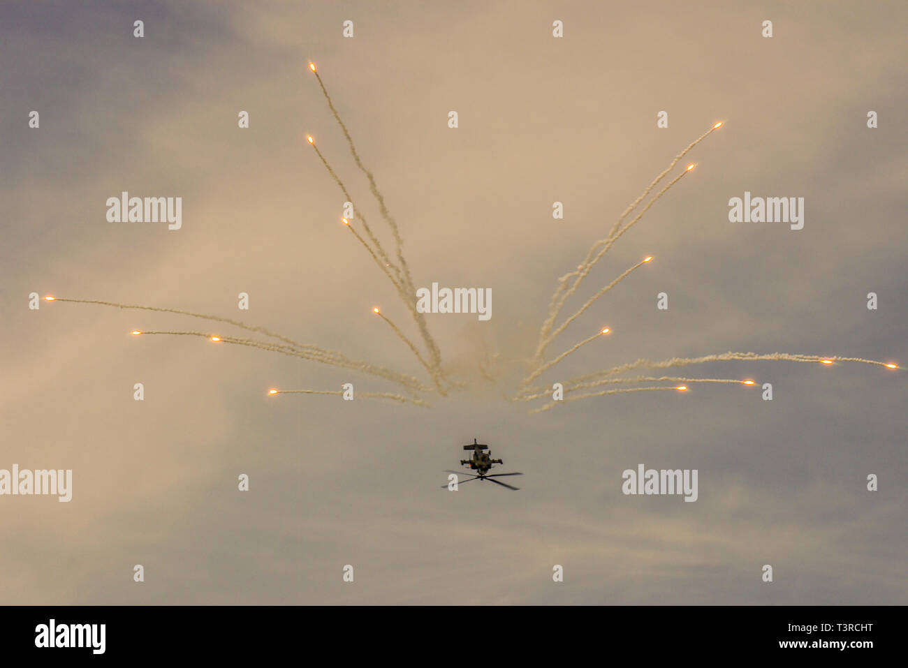 Royal Netherlands Air Force Boeing AH-64 Apache Kampfhubschrauber feuern aus defensiven Flares zur Wärme Raketen weg suchen zu gewinnen. Lockvögel Stockfoto