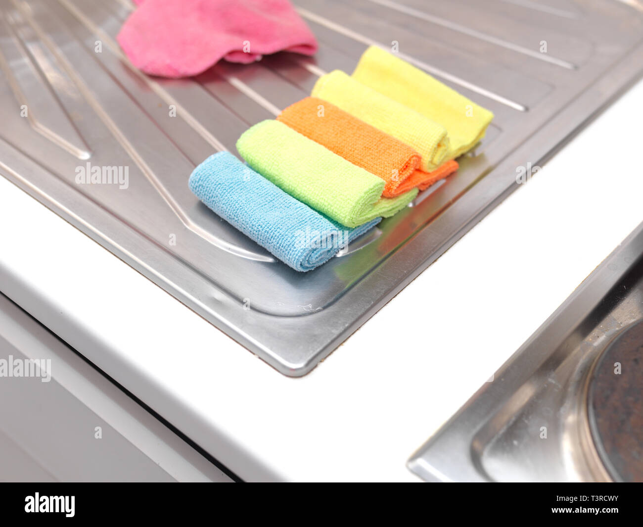 Bunte Tischdecken auf der makellos Edelstahl Oberfläche einer Küche Tabelle Stockfoto