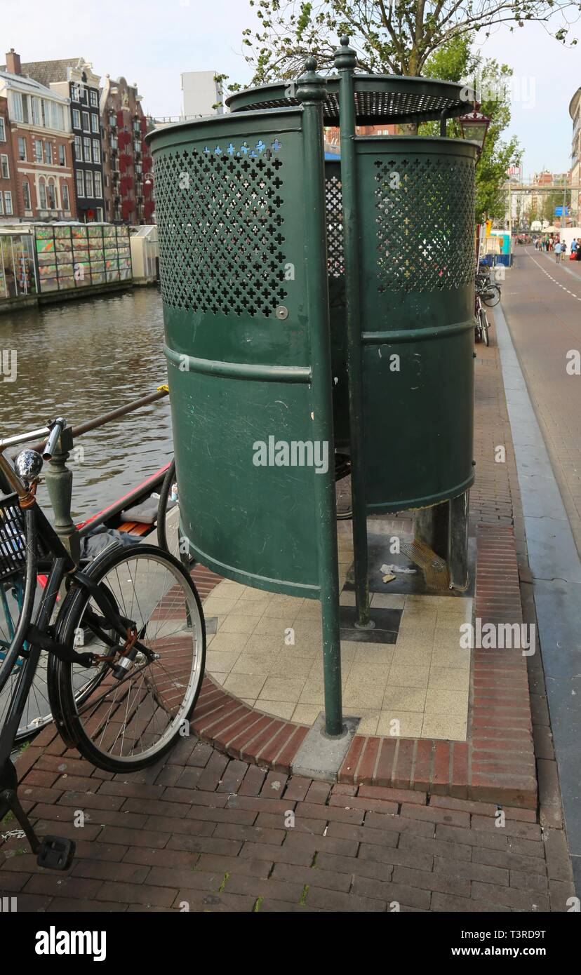 Moderne öffentliche urinal auf einer Straße in der Nähe der schiffbaren Kanal in Amsterdam Niederlande Stockfoto