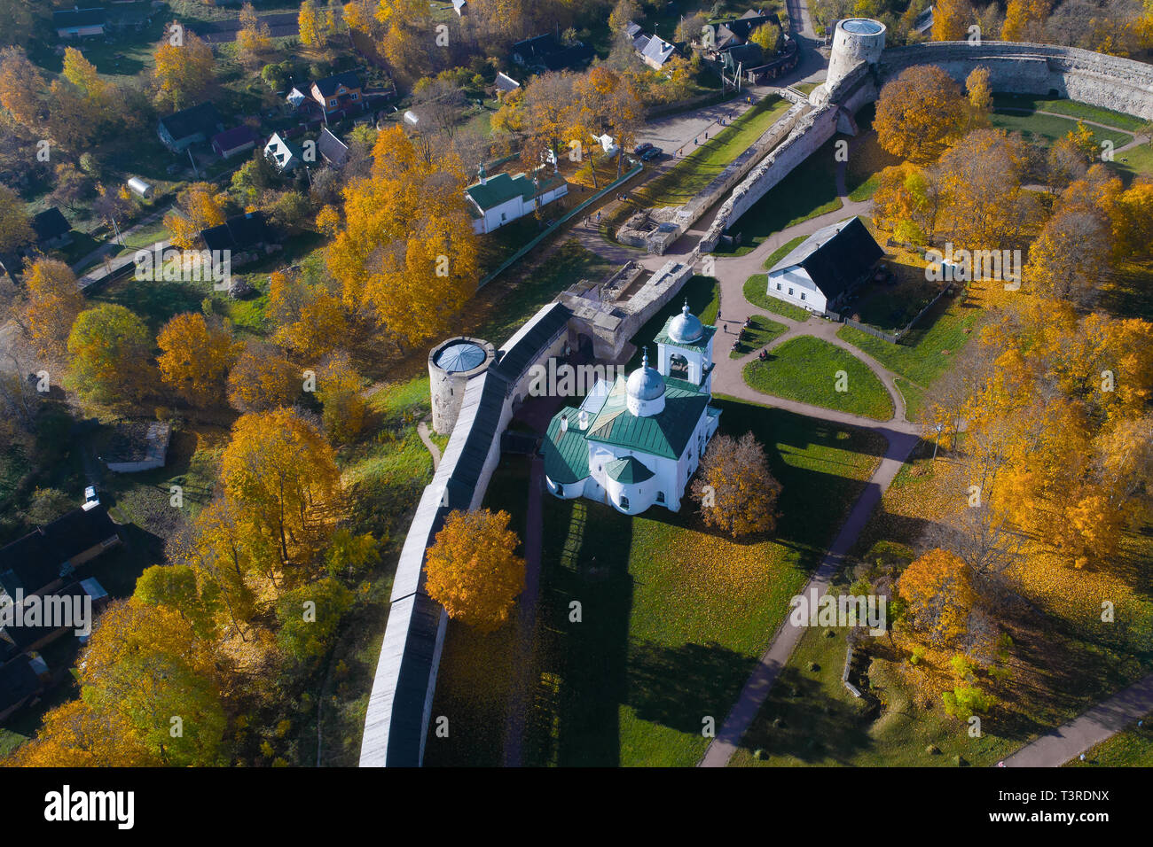 St.-Nikolaus-Kirche in mittelalterlichen Izborsky Festung in den Indian Summer (luftbildaufnahmen). Pskow, Russland Stockfoto