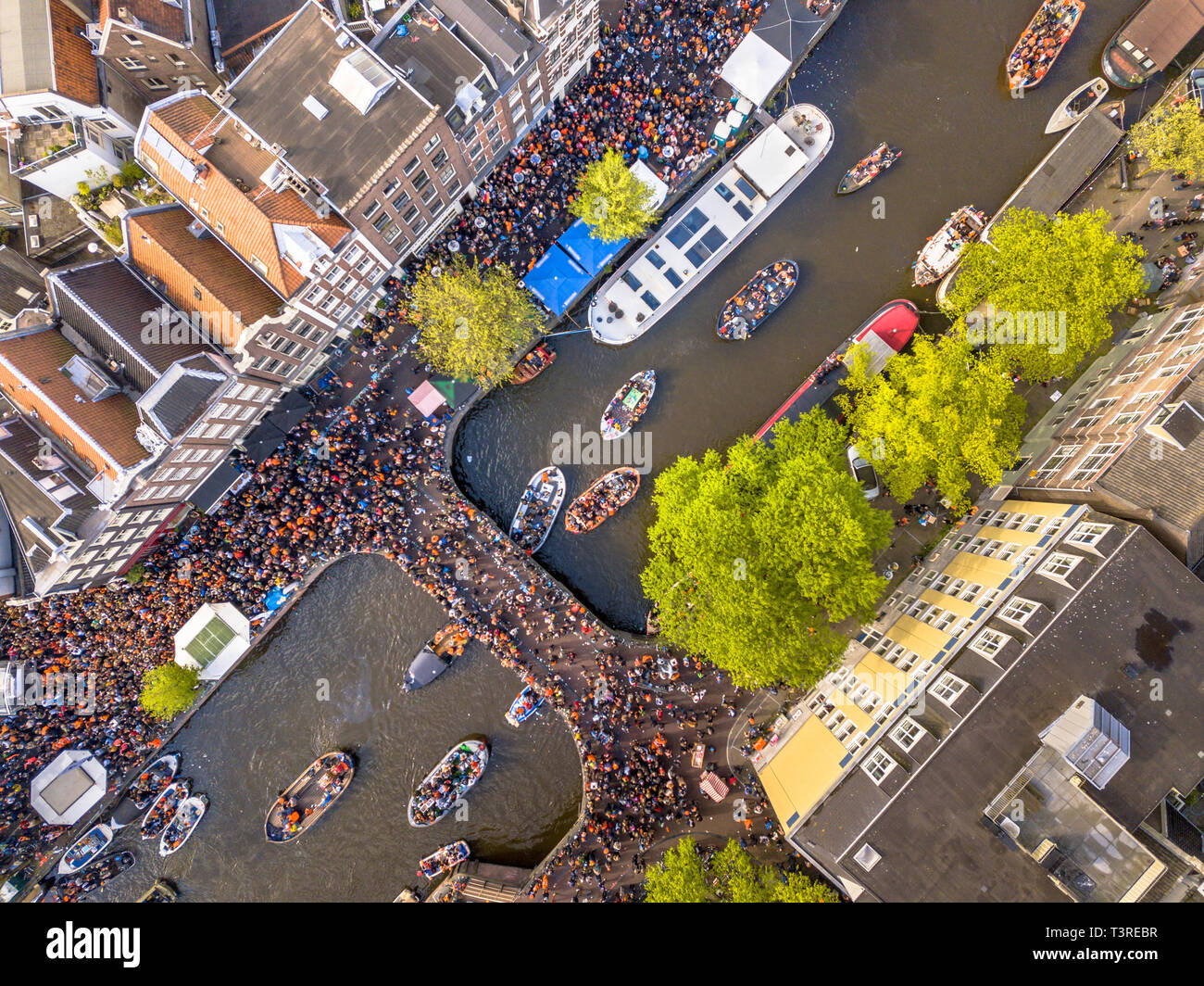 Kanal Boot Parade auf Koningsdag Könige Maikundgebungen zum Tag der Arbeit in Amsterdam. Geburtstag des Königs. Von Hubschrauber gesehen. Stockfoto