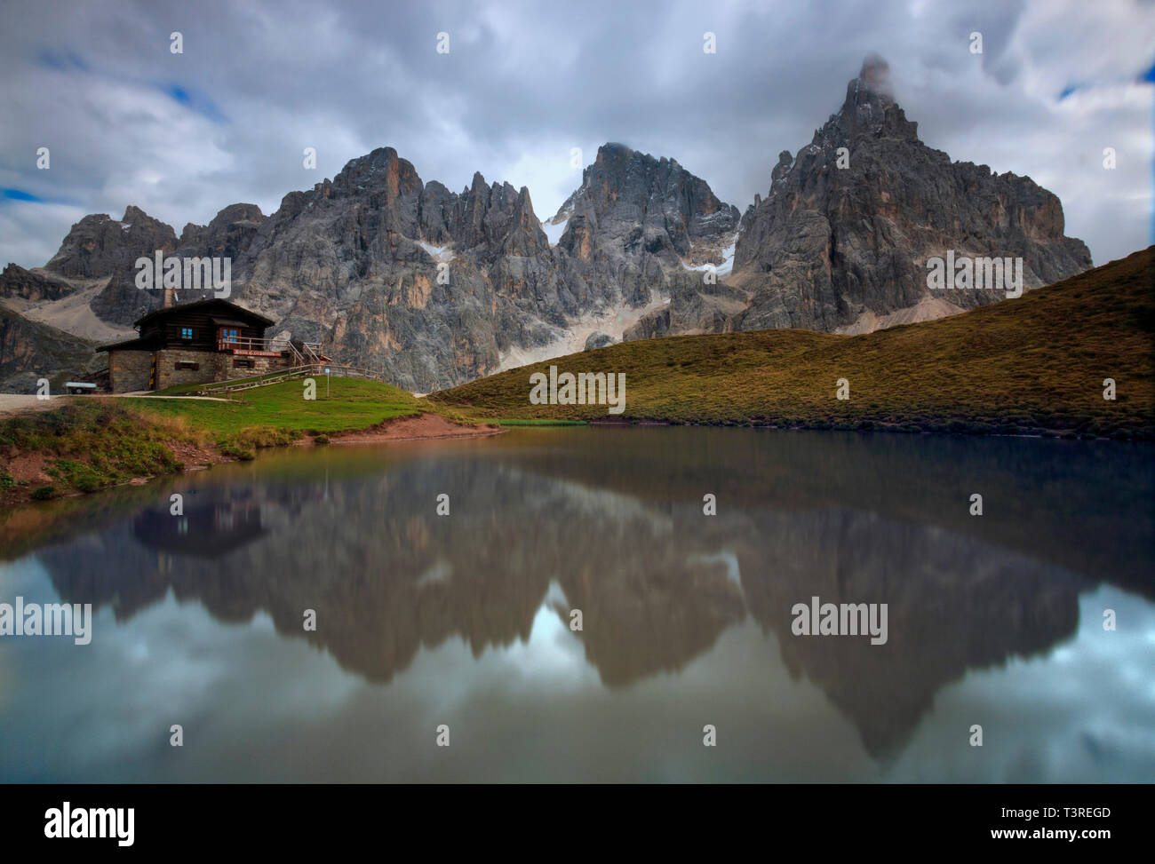 Die ganze Palette der Pale di San Martino, einer der bekanntesten und schönsten Gruppen der Dolomiten, die sich in den Gewässern eines kleinen See in der Nähe von Stockfoto