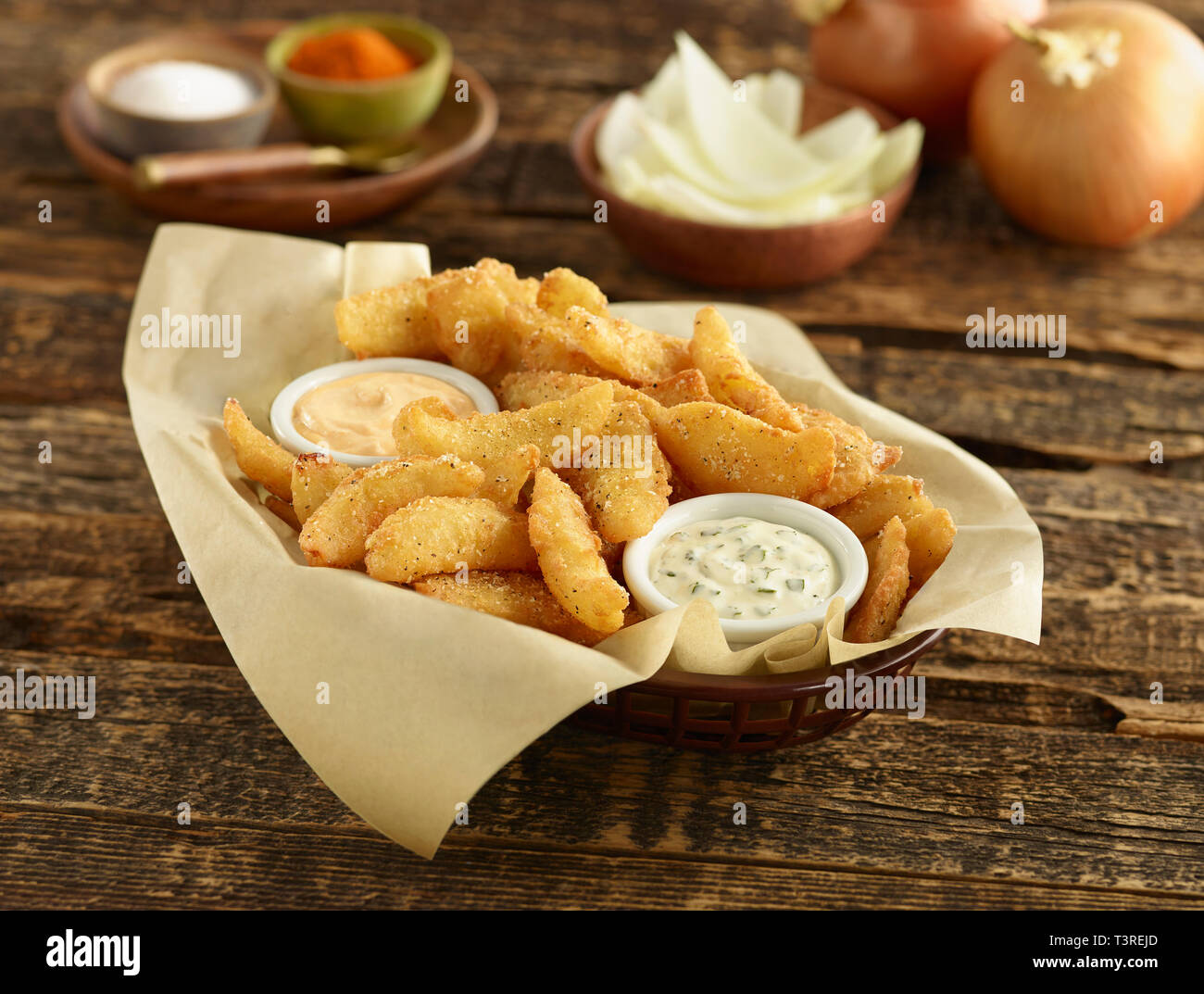 Gebratenen Zwiebeln Blütenblätter mit Soßen Stockfoto