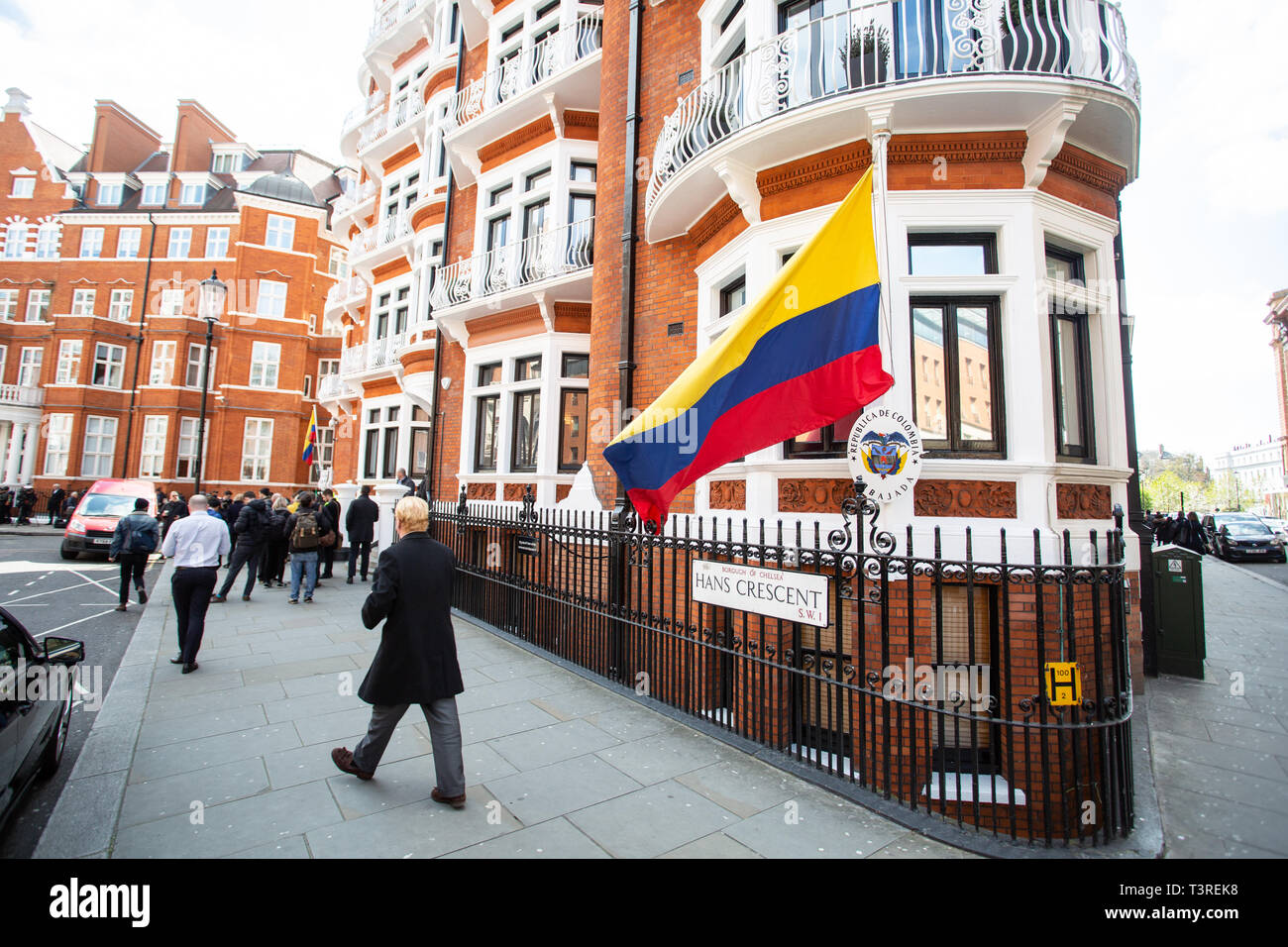 London/England - 11. April 2019: Die ecuadorianische Fahne Wellen außerhalb der ecuadorianischen Botschaft in London. Stockfoto