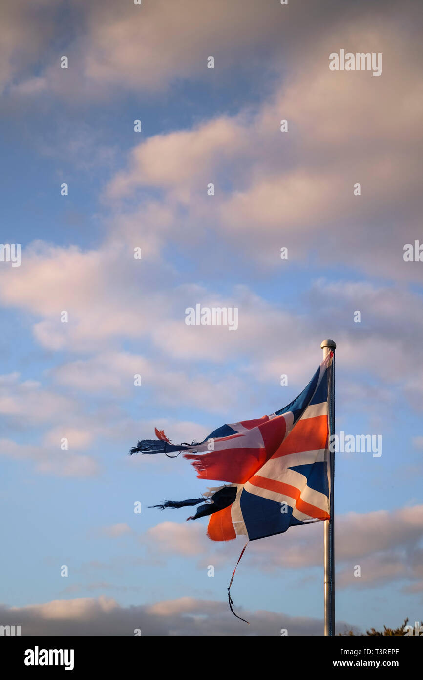 Zerschlagene, schäbig und zerrissene Flagge wie die Union Jack bekannt. Die Flagge, das Symbol von Großbritannien/UK. Stockfoto