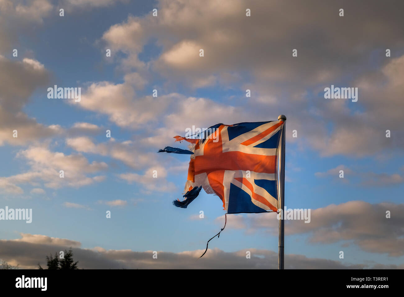 Zerschlagene, schäbig und zerrissene Flagge wie die Union Jack bekannt. Die Flagge, das Symbol von Großbritannien/UK. Stockfoto