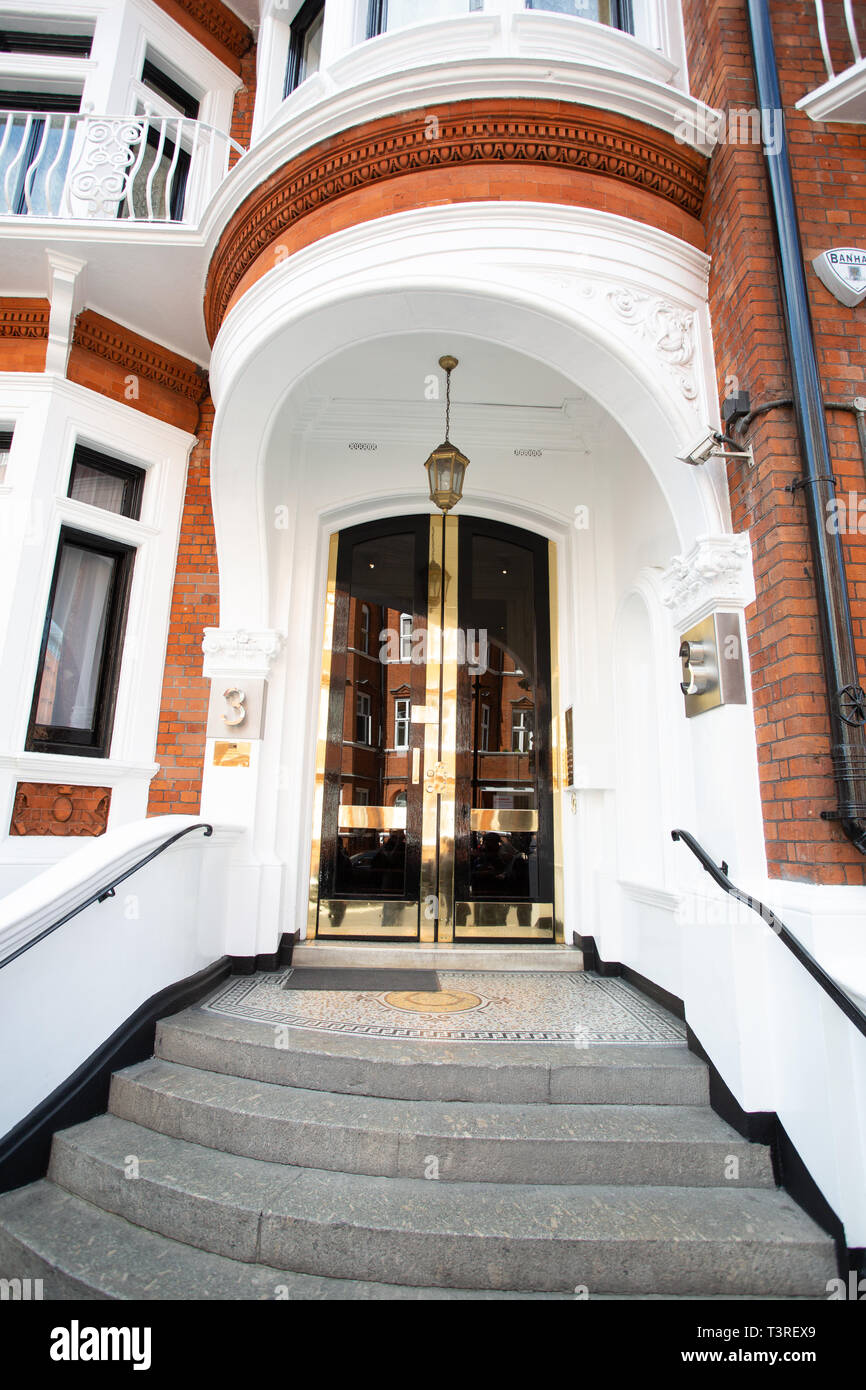 London/England - April 11th, 2019: Der vordere Eingang zum Ecuador Botschaft in London, England. Stockfoto