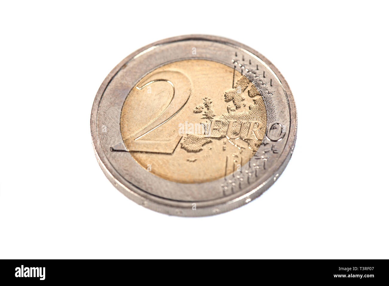 Europäische Münze von zwei Euro, auf einem weißen Hintergrund. Makrofotografie Stockfoto