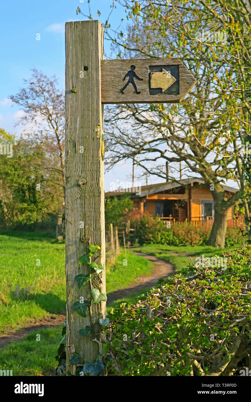 Holz- Wanderweg fingerpost Zeichen im Feld, Australien Lane, Grappenhall, Warrington, Cheshire, Großbritannien Stockfoto