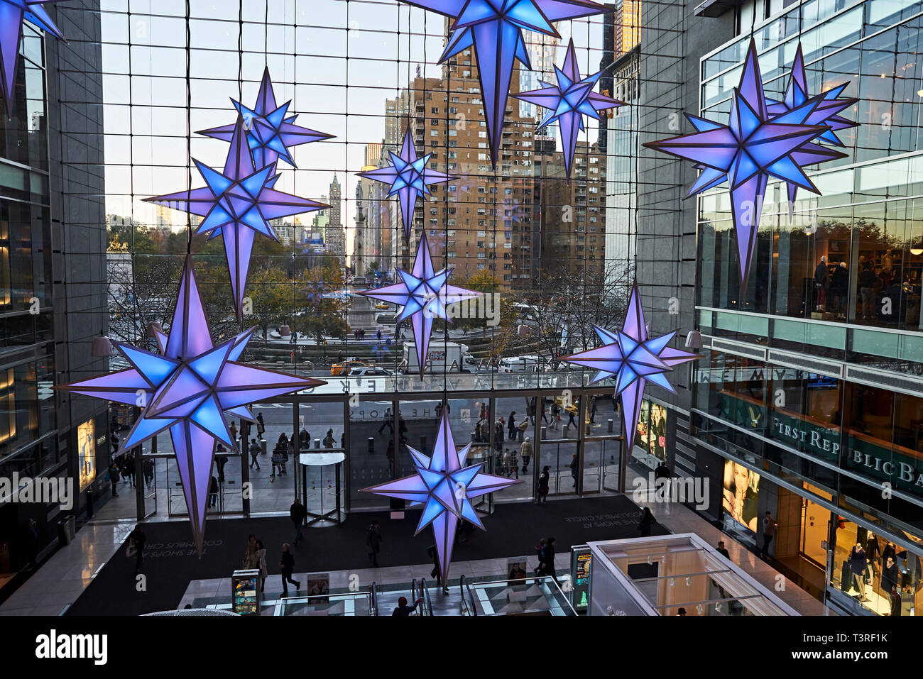 Die Geschäfte am Columbus Circle - Time Warner Center, mit Weihnachten Dekoration Stockfoto