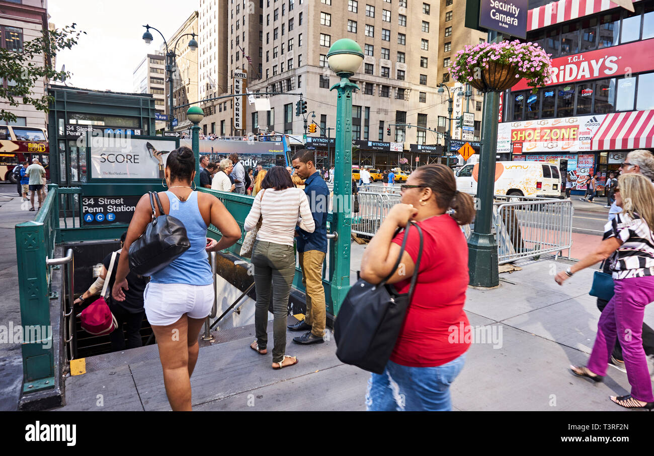 MTA U-Bahn Eingang an der 8th Avenue und 34th Street in Manhattan Stockfoto