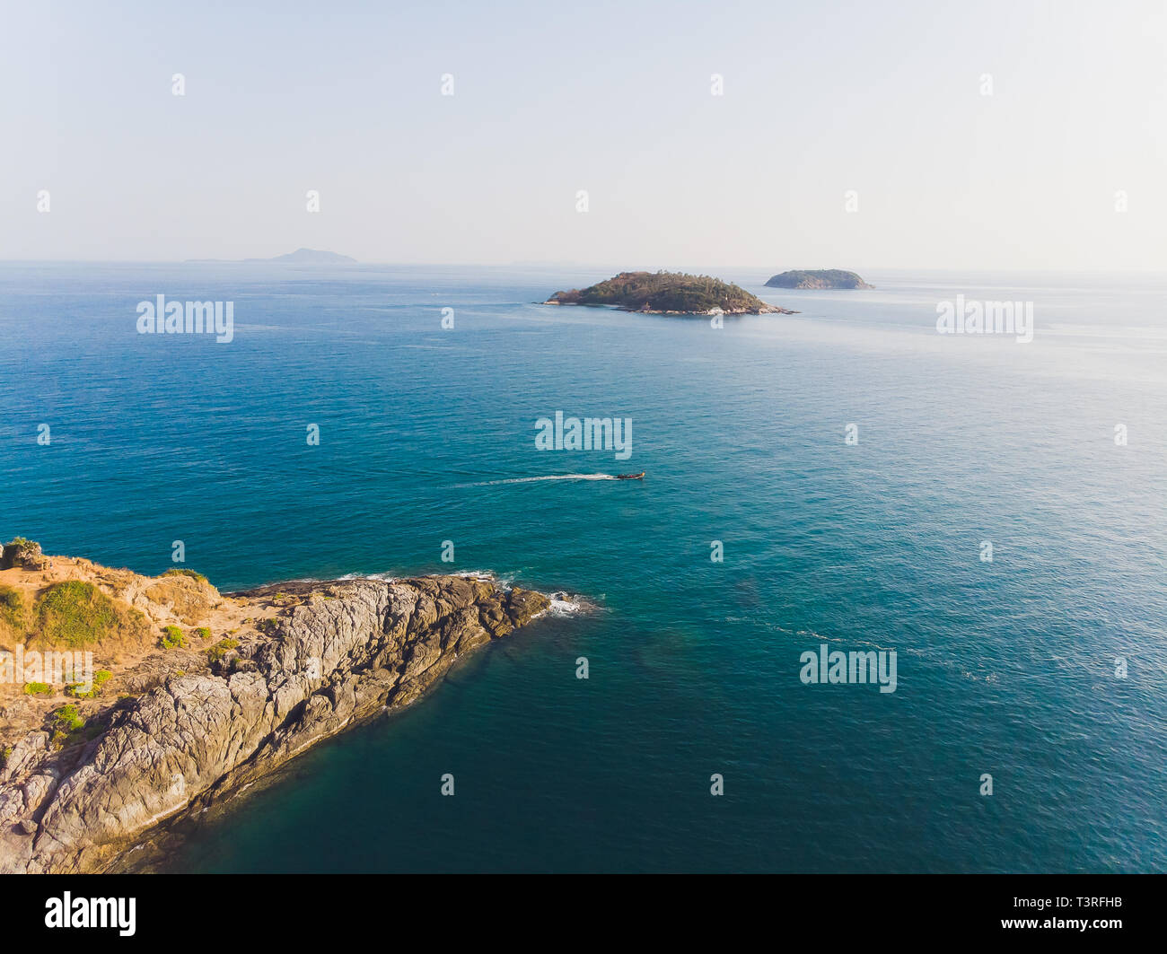 Phomthep oder Promthep Höhle Symbol von Phuket, Thailand. Luftaufnahme von Drone kamera Phromthep Höhle View Point auf Phuket. Stockfoto