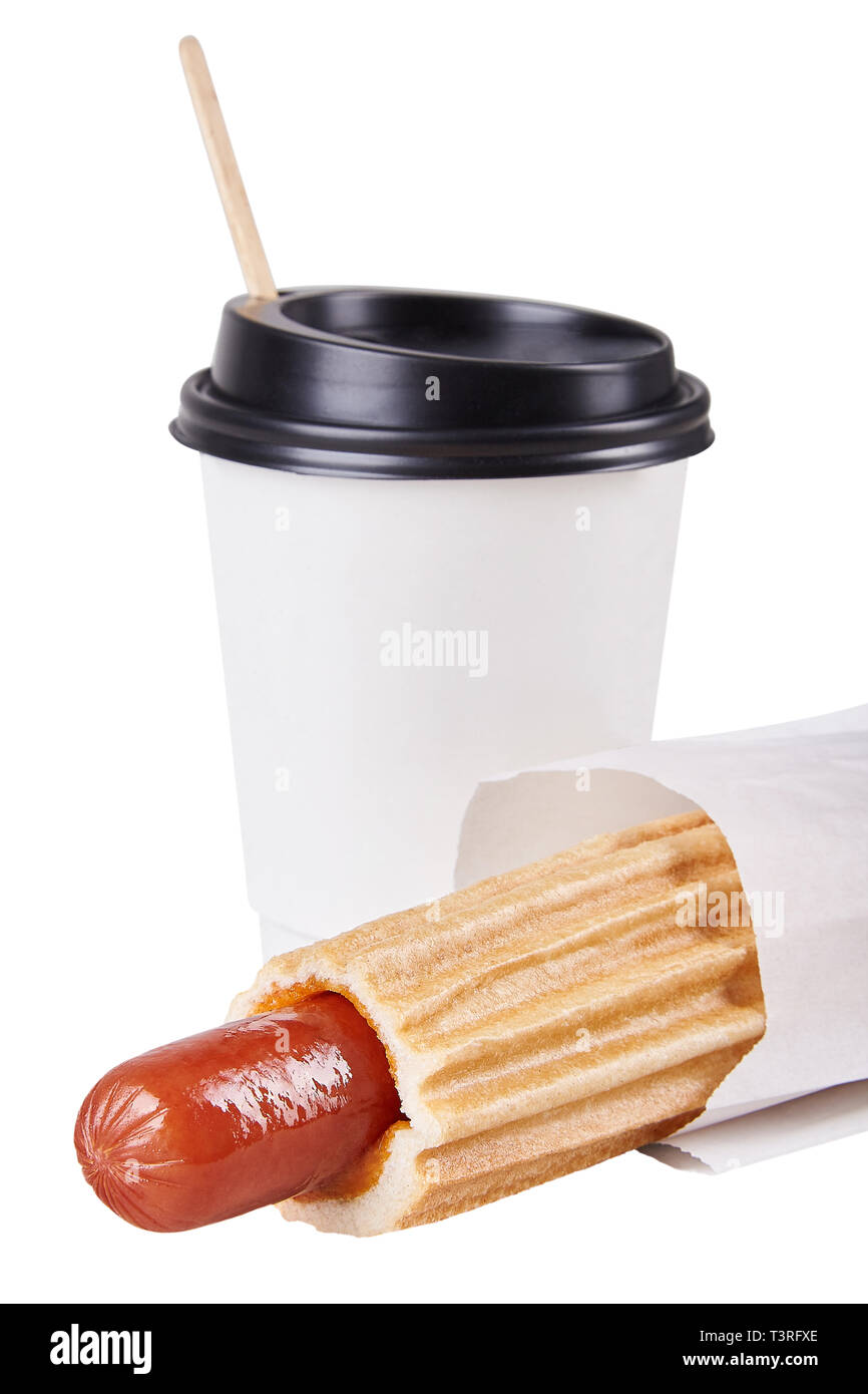 Französische hot dog auf gegrillte Brötchen serviert mit Ketchup und Senf und Papier Tasse Kaffee Espresso auf weißem Hintergrund. Coffee to go Stockfoto