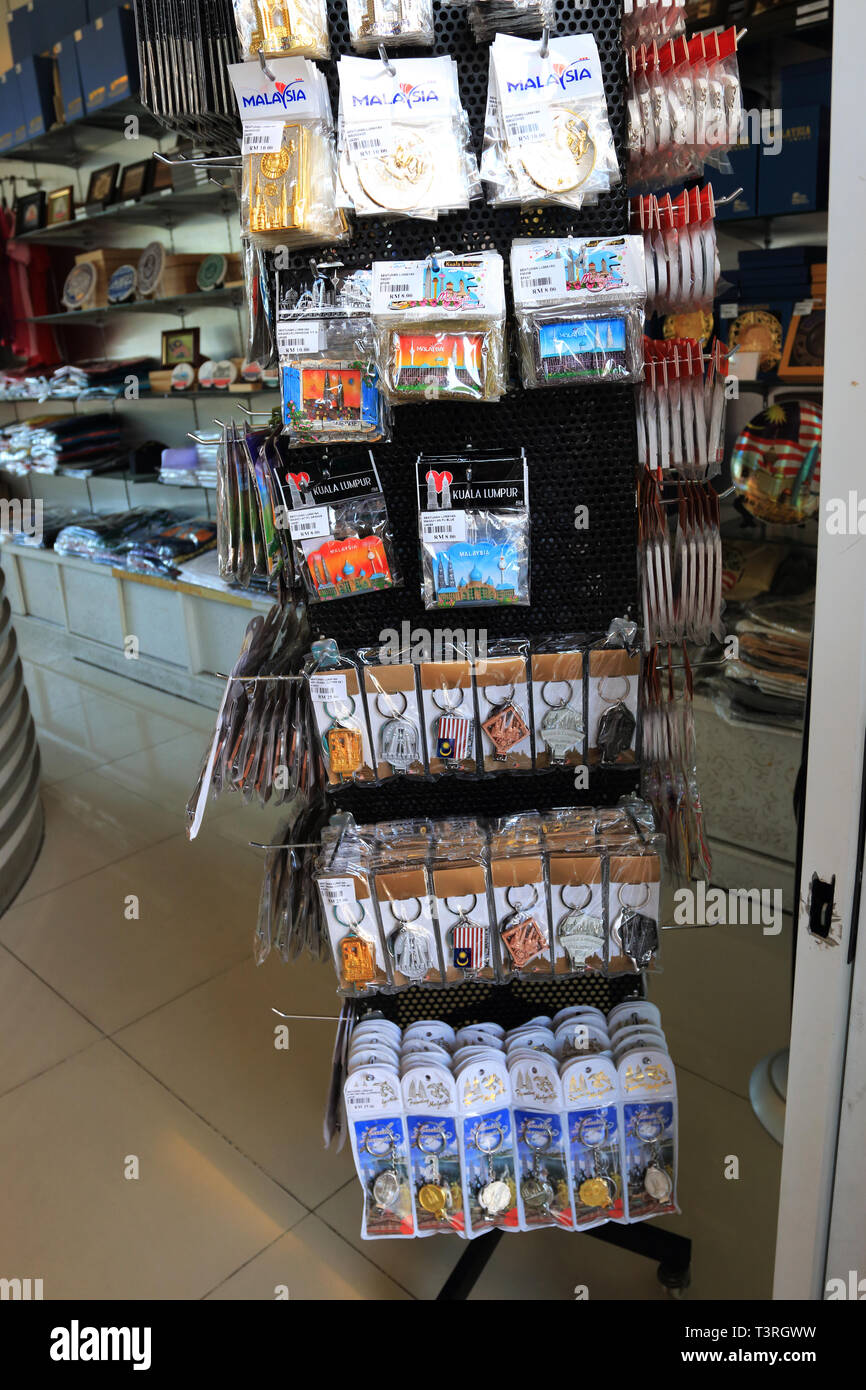 Malaysische Schlüsselanhänger und Souvenirs auf der Anzeige für den Verkauf im Putra Moschee in Putrajaya Malaysia Stockfoto