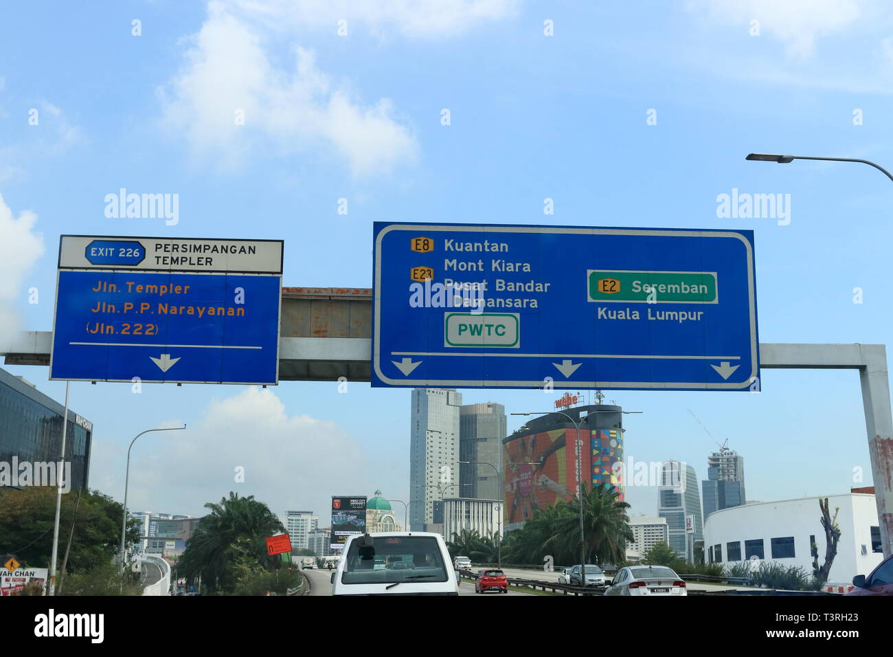 Malaysische Straßenschilder in Kuala Lumpur, Malaysia Stockfoto