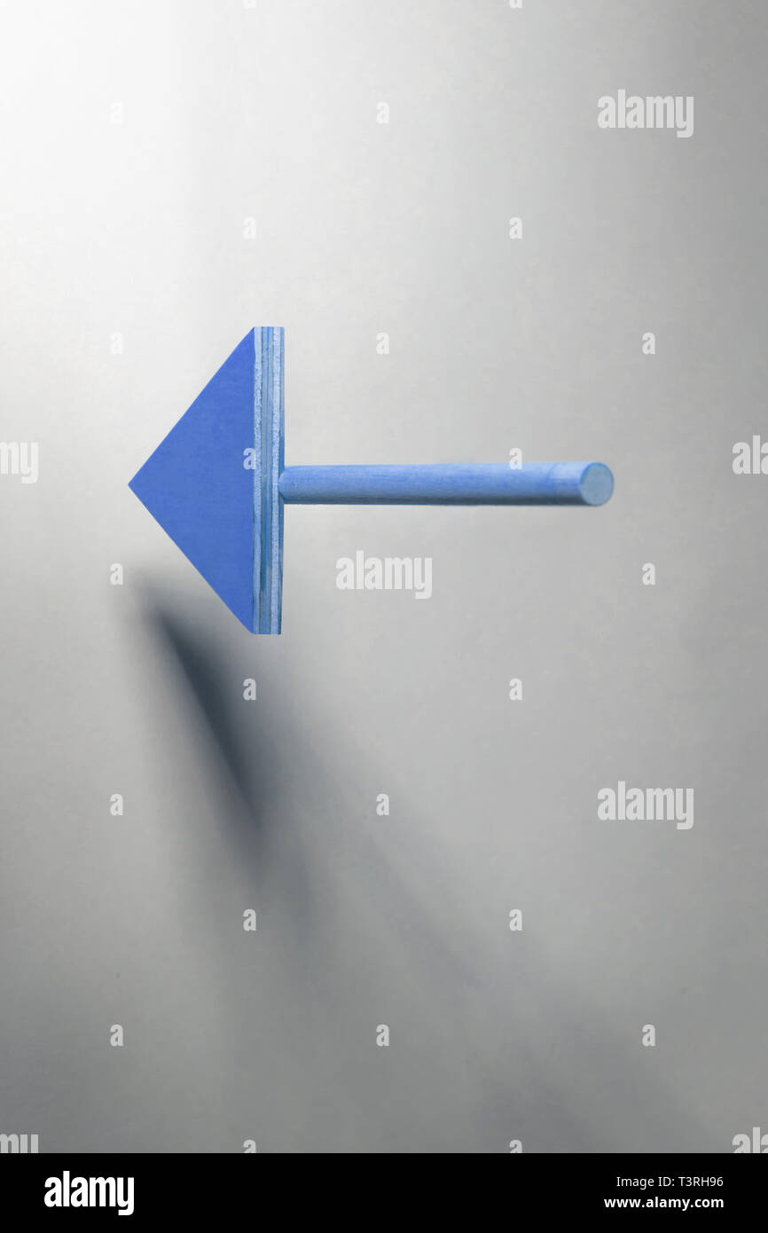 Holz- Pfeil auf der linken Seite. Stockfoto