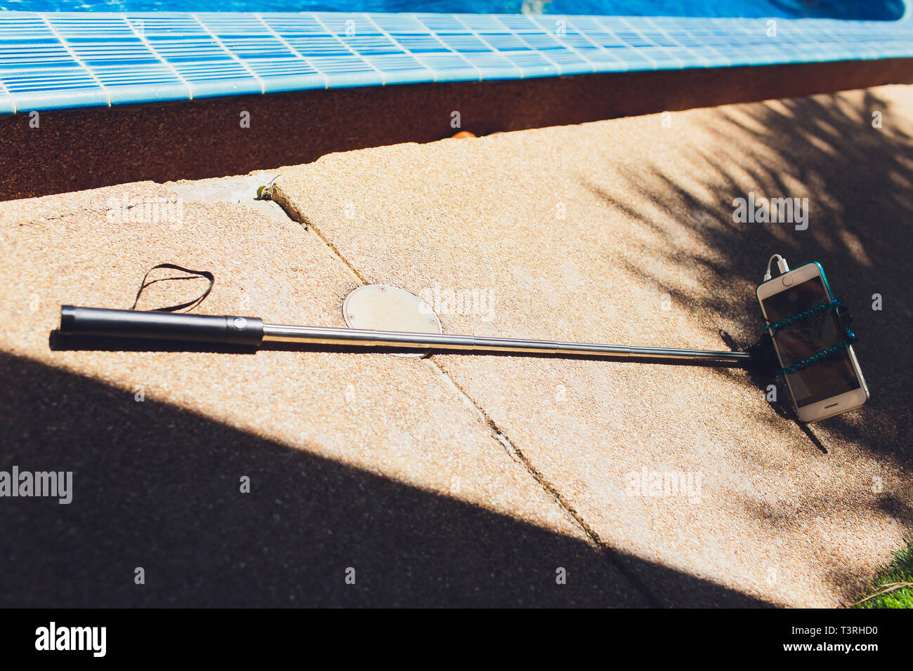 Mit selfie stick Smartphone, Seashell liegen an der Küste. Stockfoto