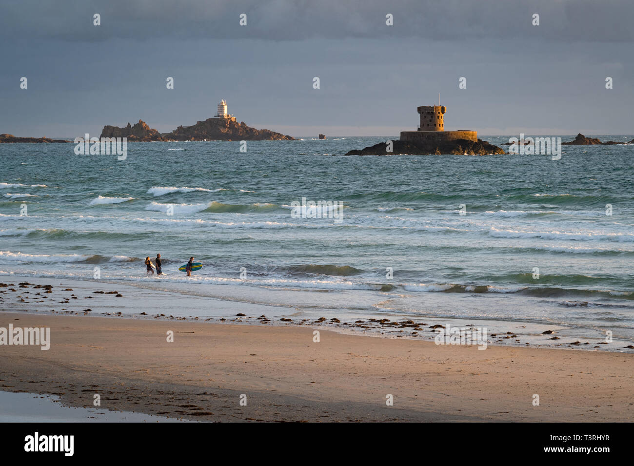 La Roco Turm und Corbiere Leuchtturm, St. Ouen's Bay, Jersey, Channel Islands, Großbritannien Stockfoto