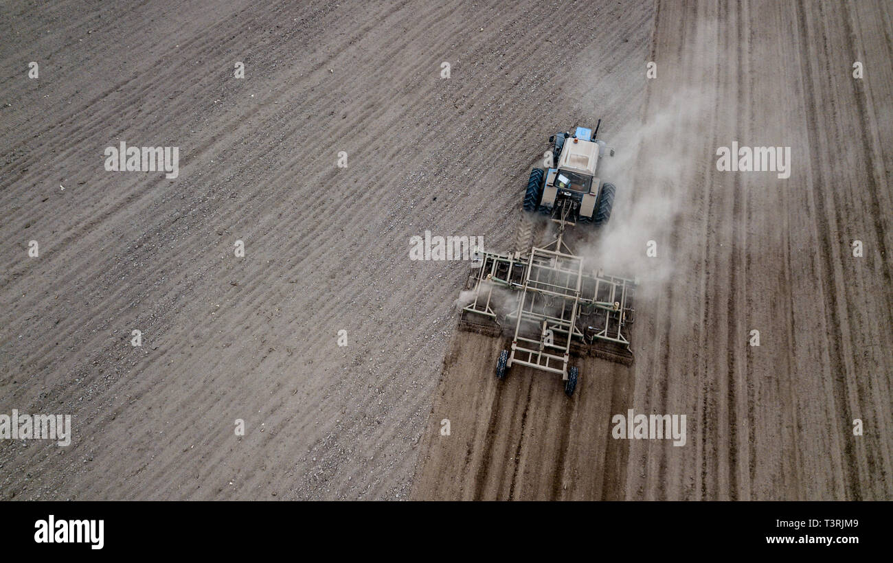 Traktor im Feld fotografiert mit einer Drohne Stockfoto