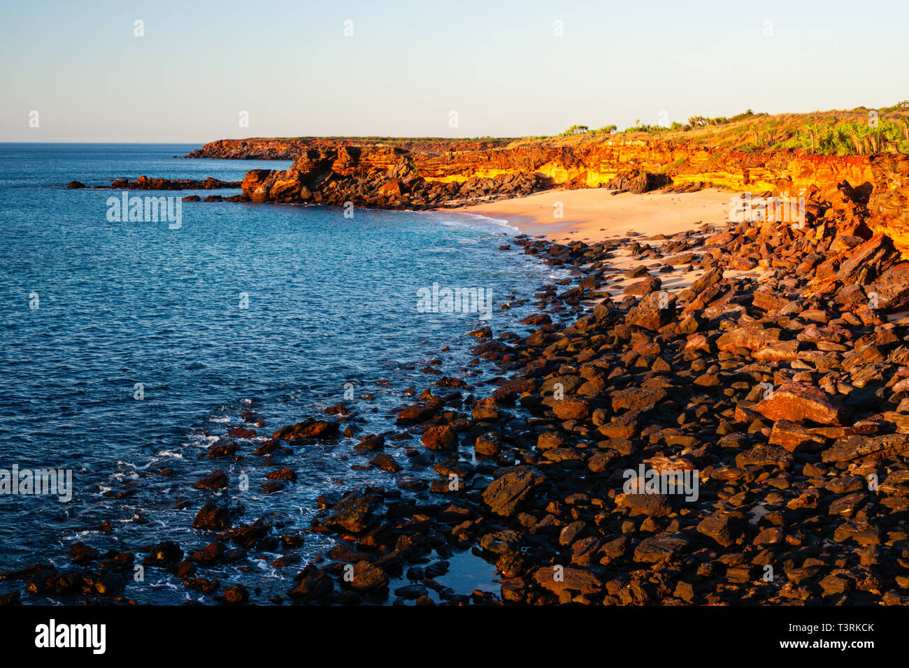 Die roten Felsen in der Mitte der Lagune beleuchtet durch die untergehende Sonne, Dampier Halbinsel, Western Australia Stockfoto