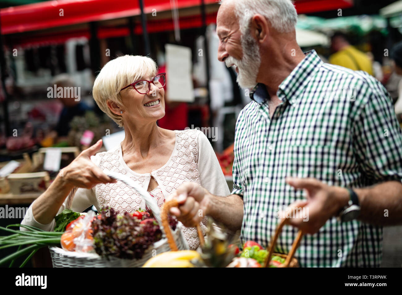 Senior paar Kaufen Frisches Obst und Gemüse auf dem lokalen Markt Stockfoto