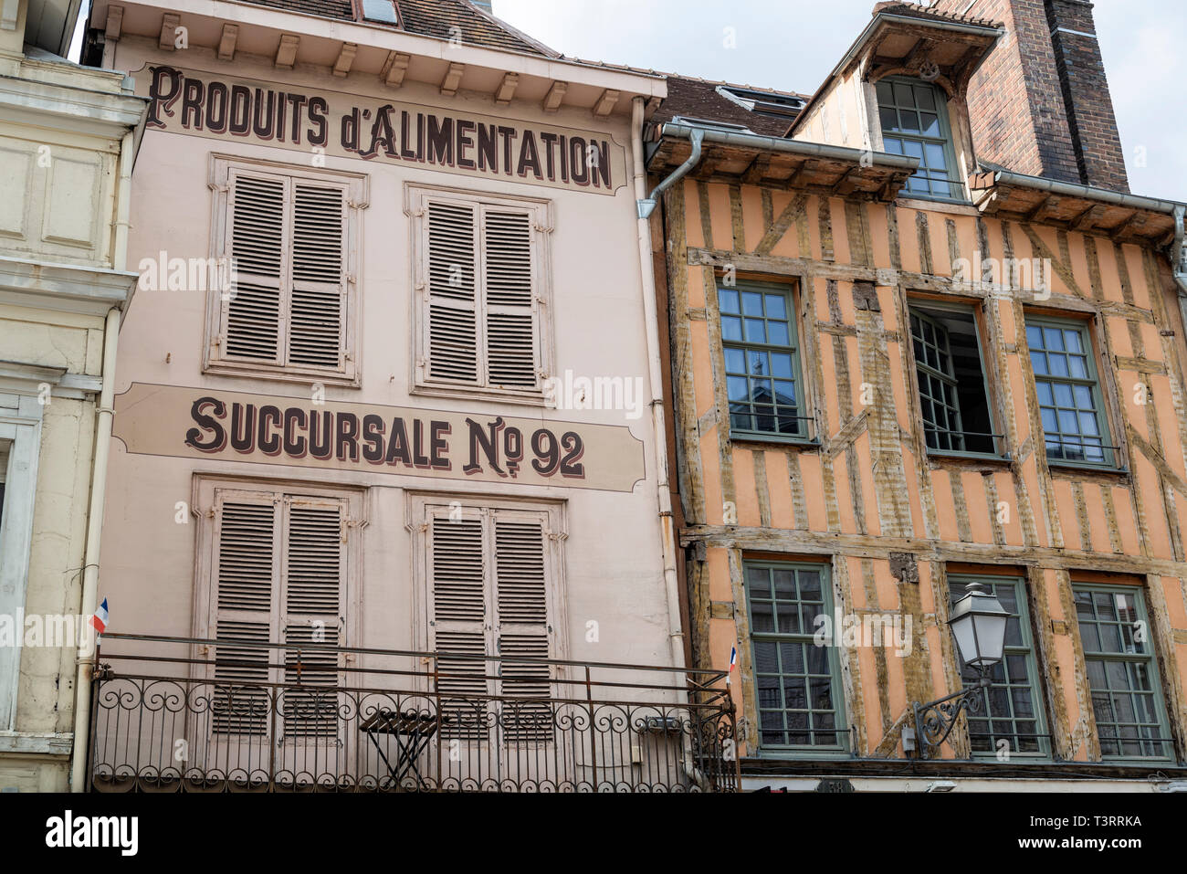 Troyes (nord-östlichen Frankreich): alte Werbung an der Fassade eines ehemaligen Shop und Fachwerkhaus in der Straße "Rue Urbain IV" Stockfoto