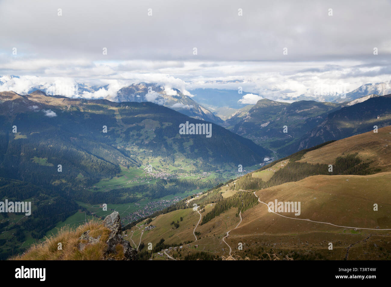 Blick hinunter in Richtung La Chable unten im Tal, von den Hügeln in der Nähe der Cabane du Mont Fort auf die Haute Route. Stockfoto