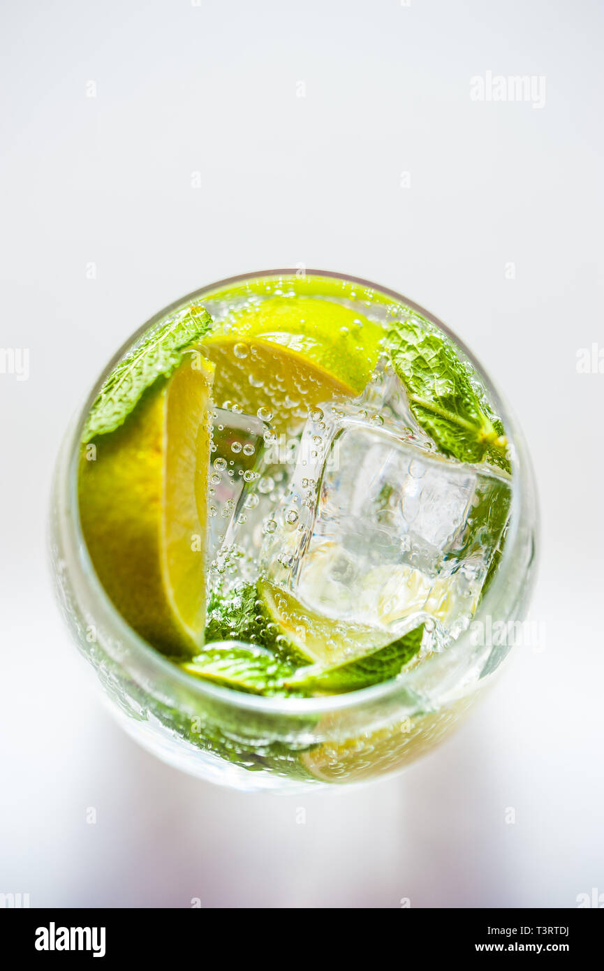 Sommer cocktail Konzept: frischen Mojito auf Schneidebrett mit grünem Limes Stockfoto