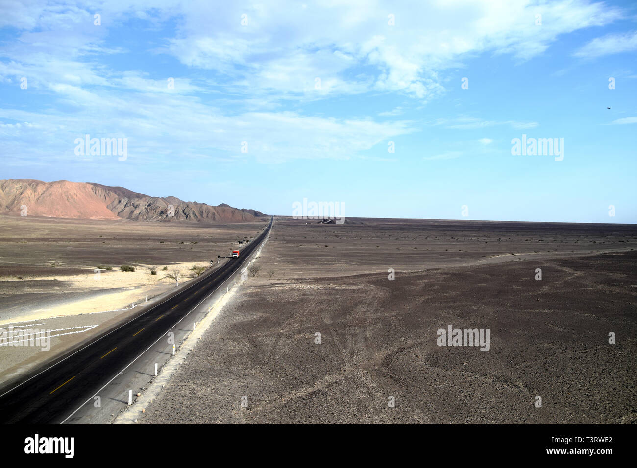 Straße, die den Weg zu neuen Zielen und Abenteuer. Schwarze leere Straße in der Wüste. Stockfoto