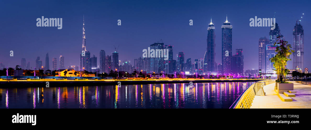 Panoramablick auf Dubai vom Wasser Kanal in der Nacht Stockfoto