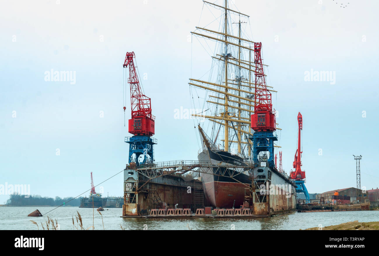 Segelschiff Rinde Kruzenshtern auf Wartung, Werft, Kaliningrad Region, Stadt Svetly, Russland, 3. Februar 2019 Stockfoto