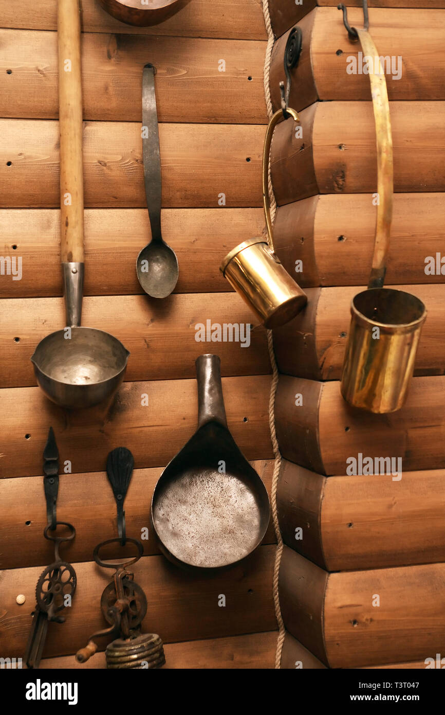 Der alte Bauernhof Utensil hängen an die Holzwand Stockfoto