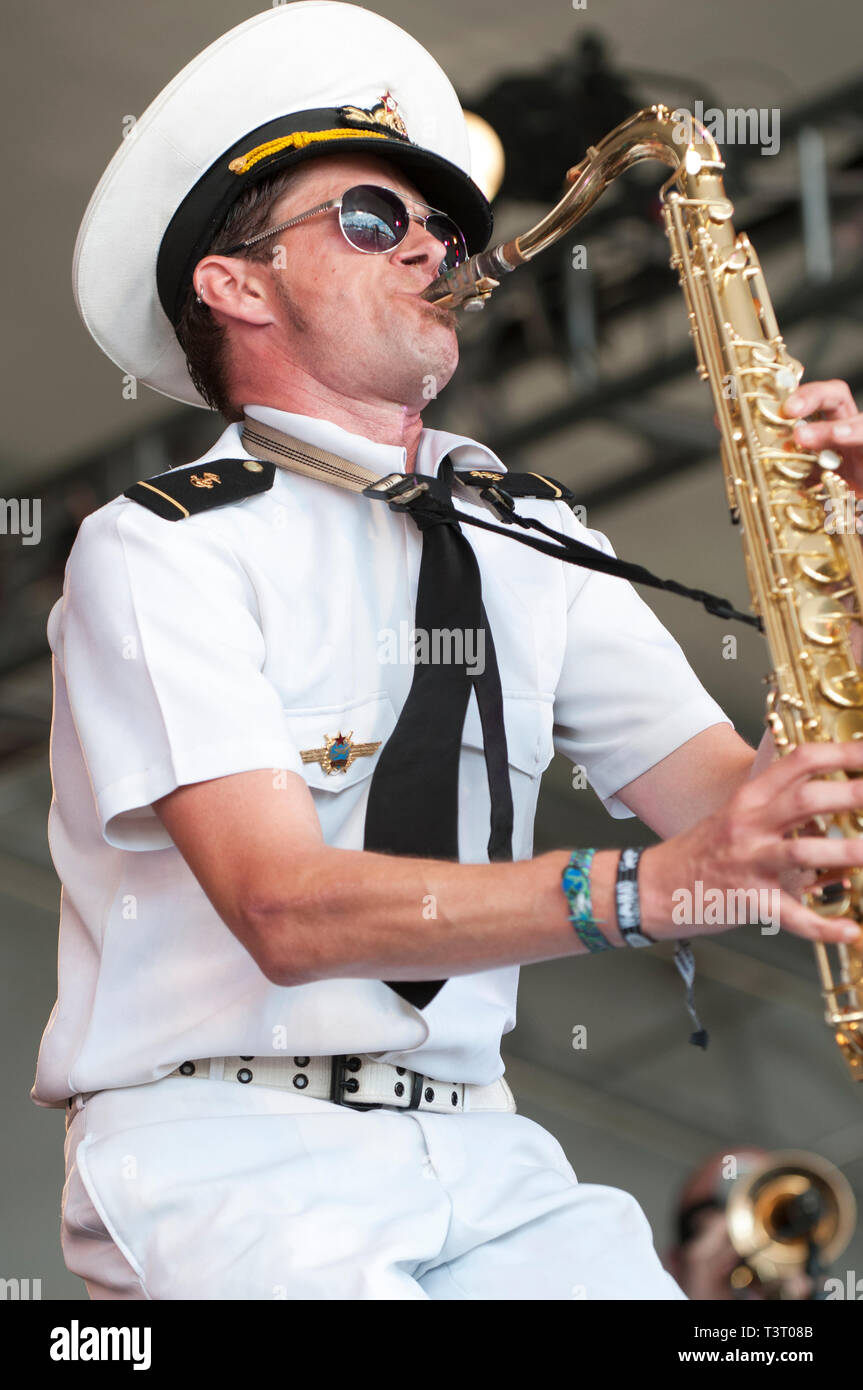 "Der Skipper" (Andy Williamson) von Bombay Royale beim WOMAD-Festival, Charlton Park, Großbritannien, 2013 Stockfoto