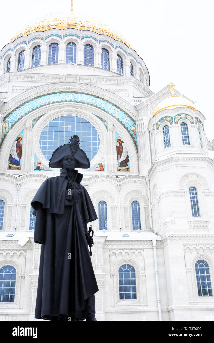 Winter in Russland. St. Nikolaus Marine Kathedrale in Kronstadt Stockfoto